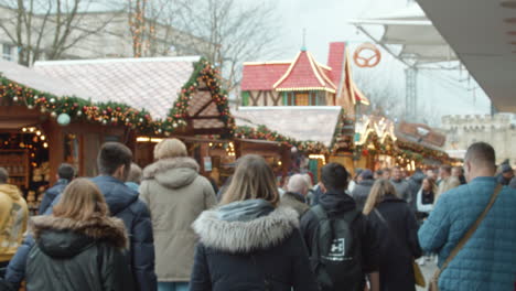 Schwenk--Und-Fokusaufnahme-Von-Menschen,-Die-Durch-Einen-Weihnachtsmarkt-In-Southampton-Gehen