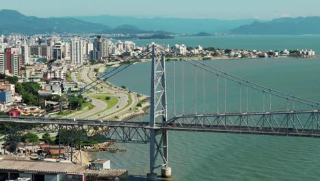 Puente-Hercílio-Luz-En-Florianópolis,-Brasil.