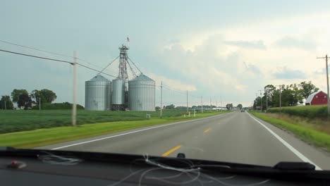 Auto-Fährt-Durch-Ackerland-In-Iowa,-POV