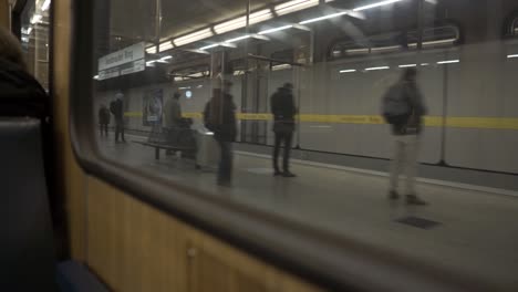 Aus-Einem-Fenster-In-Der-U-Bahn-In-München-Geschossen