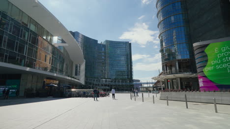 Modern-Milan-cityscape-with-people-and-skyscrapers-on-a-clear-day