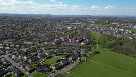 Vista-Aérea-De-La-Urbanización-Rutherglen-Glasgow.-órbita-De-Seguimiento