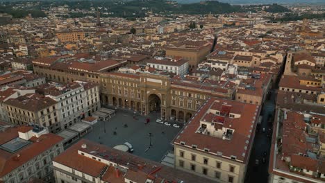 Drone-shot-overlooking-the-city-square-in-Florence,-Italy