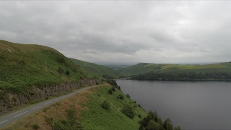 Clywedog-Reservoir-In-Wales-Mit-Drohnenvideo-Vorwärts-Und-Nach-Oben