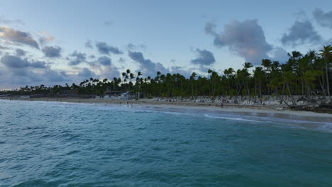 Palmen-Im-Ferienort-Punta-Cana-Bei-Sonnenuntergang-In-Der-Dominikanischen-Republik