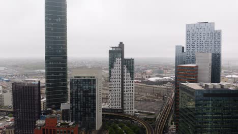 Vorwärts-Drohnenschuss-über-Einer-Nebligen-Stadt-Mit-Städtischen-Wolkenkratzern