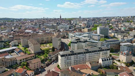 Barrio-Moderno-De-Limoges,-Francia.-Aéreo-De-Lado