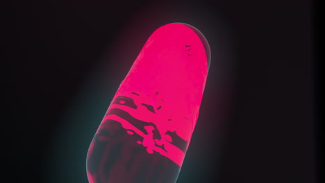 Animación-Gráfica-En-Movimiento-De-Alta-Calidad-4k-3d-De-Un-Líquido-Rosa-Brillante-Que-Salpica-El-Interior-De-Una-Cápsula-De-Medicamento-Sobre-Un-Fondo-Negro