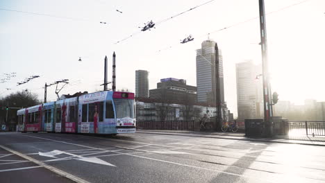 Straßenbahnfahrten-Auf-Den-Straßen-Von-Amsterdam