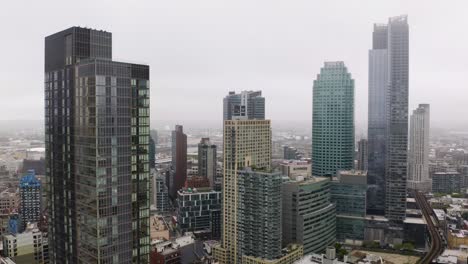 Eine-Luftaufnahme-Zeigt-Wolkenkratzer-In-Einer-Nebligen-Stadt