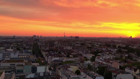 Neuer-Tag-Am-Frühen-Morgen,-Stadt-Berlin-Fernsehturm-Orangefarbener-Himmel-Sonnenaufgang