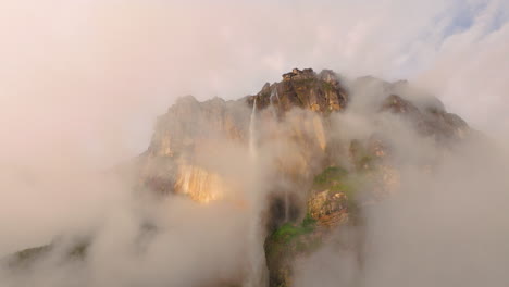 Temprano-En-La-Mañana-Las-Nubes-Cubren-El-Salto-Ángel-En-El-Parque-Nacional-Canaima,-Venezuela