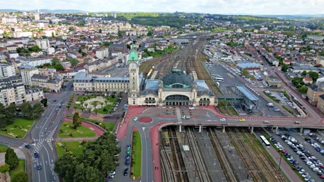 Estación-De-Limoges-benedictins,-Francia.-Drone-Aéreo-Hacia-Adelante-Y-Paisaje-Urbano