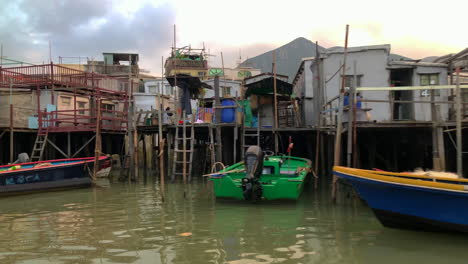 Paseo-En-Bote-A-Lo-Largo-Del-Río-Con-Kelong-A-Los-Lados,-Tomado-En-Una-De-Las-Islas-Frente-A-Hong-Kong