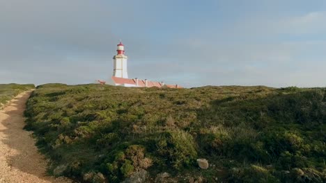 Toma-Aérea-Hacia-El-Faro,-Sesimbra.