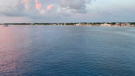 Este-Es-Un-Clip-De-Paisaje-De-Lapso-De-Tiempo-Que-Muestra-Ferries-Y-Otros-Barcos-En-El-Puerto-Cuando-El-Barco-En-El-Que-Estaba-Salió-Del-Puerto.