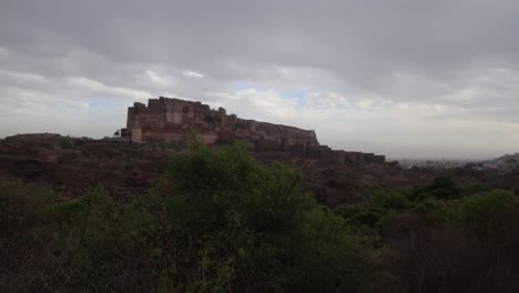 Antiguo-Fuerte-Histórico-Con-Un-Espectacular-Cielo-Nublado-Por-La-Noche-Desde-Diferentes-ángulos,-El-Video-Se-Toma-En-El-Fuerte-De-Mehrangarh-Jodhpur-Rajasthan-India