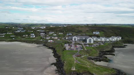 Clonakilty-Inchidoney-Beach-Mit-Der-Lodge-Und-Dem-Spa-Hotel,-Dem-Dorf-Und-Luftaufnahmen-Heben-Nach-Hinten-Ab-Und-Zeigen-Die-Zerklüftete-Küste-Und-Den-Sandstrand