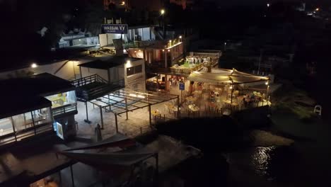 Pocas-Personas-Cenan-En-Un-Restaurante-De-Mariscos-Disfrutando-De-Su-Cena-En-Anfeh,-Líbano