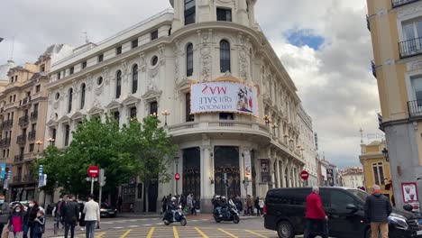 Menschen,-Die-Friedlich-Spazieren-Gehen,-Und-Zwei-Alte-Männer,-Die-In-Ein-Taxi-Mitten-Im-Zentrum-Von-Madrid-Gehen