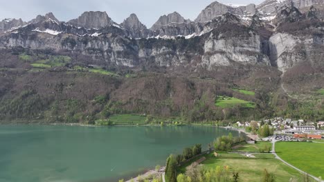 Vista-Del-Pueblo-De-Walenstadt-A-Orillas-Del-Lago-Walensee-Debajo-De-Los-Picos-De-Las-Montañas-Churfirsten