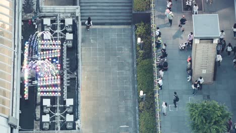 Directamente-Encima-De-La-Vista-De-Los-Peatones-En-Una-Zona-Concurrida-De-Kyoto,-Japón