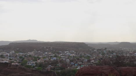 Vista-Azul-De-La-Ciudad-Con-Un-Espectacular-Cielo-Al-Atardecer-Por-La-Noche-Desde-Un-ángulo-Plano.-El-Vídeo-Se-Toma-En-Mehrangarh-Fort-Jodhpur-Rajasthan-India.