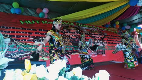 Un-Grupo-De-Niñas-Dayak-Realizó-Una-Danza-Tradicional-Con-Coloridas-Ropas-Tradicionales