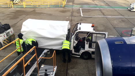 Vista-Desde-El-Avión-De-La-Tripulación-De-Tierra-De-Gatwick-Asegurando-La-Cubierta,-Tiro-Medio-Portátil