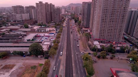 Vías-Del-Metro-Sobrevuelo-De-Drones-Entre-El-Tráfico-Rodado-Al-Atardecer,-Centro-De-Santiago,-Chile