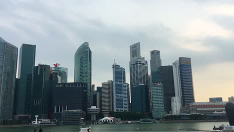 Leitartikel:-Ein-Blick-Auf-Wolkenkratzer-Am-Collyer-Quay-Gegenüber-Den-Shoppes-Im-Marina-Bay-Sands-In-Singapur