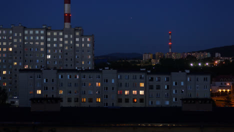 Zeitraffer-Der-Skyline-Von-Walbrzych-Podzamcze,-Bezirk-Waldenburg-Bei-Sonnenuntergang-Mit-Dynamischen-Lichtern-Und-Weitem-Blick-Auf-Betongebäude