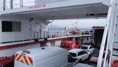 Vehículos-De-Pasajeros-De-Furgonetas-Y-Automóviles-Que-Viajan-En-Ferry-Caledonian-Macbrayne-Desde-Barra-A-South-Uist-En-Las-Hébridas-Exteriores-De-Escocia,-Reino-Unido