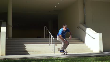 Mann-Macht-Einen-Großen-Grind-Auf-Einem-Handlauf-Auf-Seinem-Skateboard