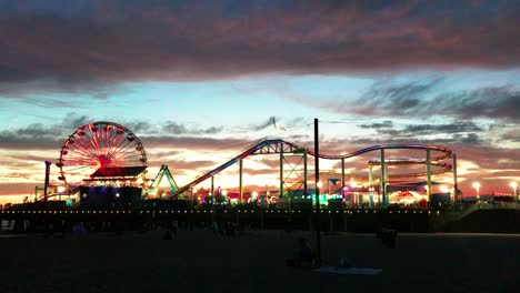 Weite-Aufnahme-Der-Premiere-Der-Dritten-Staffel-Von-Stranger-Things-Am-Santa-Monica-Pier-Mit-Dem-Riesenrad-Und-Der-Achterbahn-Von-Harris-County