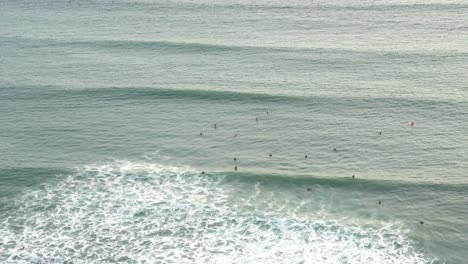 Surfer-Crowd-Auf-Dem-Ozean-Wartet-Auf-Wellen