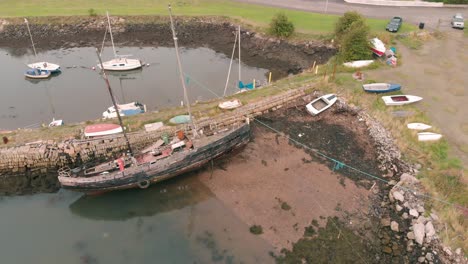 Flug-über-Ein-Altes-Kaputtes-Schiff-In-Der-Marina-Von-Charlestown