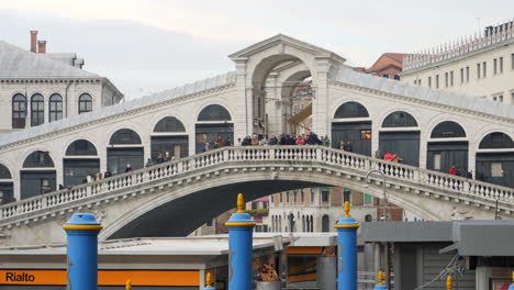 Tourists-And-Locals-On-The-Famous-Rialto-Bridge-Over-The-Grand-Canal-In-Venice,-Italy,-Europe