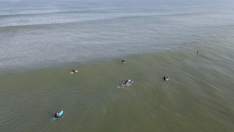 Surfistas-En-La-Alineación-Vendiendo-Y-Esperando-Que-Llegue-La-Ola