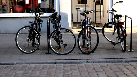 Calle-Llena-Con-Mucha-Gente,-Ciclistas-Y-Autobuses-En-Muenster,-Alemania.