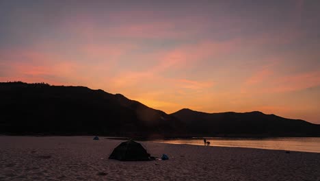 Gente-En-La-Tienda-De-Campaña-De-La-Playa-De-Arena-Sai-Kung-Isla-De-Hong-Kong-Viendo-Gloriosos-Y-Coloridos-Amaneceres-Nubes-Timelapse