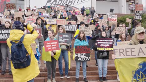 Schwenk-über-Große-Gruppen-Von-Demonstranten,-Die-Für-Die-Freilassung-Der-Kriegsgefangenen-Im-Asowschen-Meer-Kämpfen