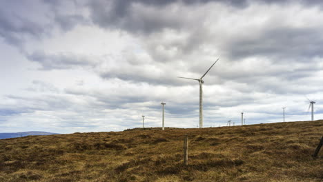 Lapso-De-Tiempo-De-Turbinas-De-Parques-Eólicos-En-Una-Remota-Tierra-Pantanosa-Con-Nubes-En-Movimiento-En-Las-Montañas-De-Arigna-En-Irlanda