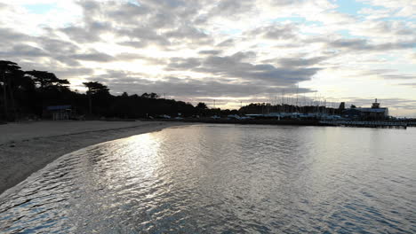 Drohnenflug-über-Den-Strand-Und-Den-Yachtclub-Von-Mornington-Pier,-Melbourne,-Australien