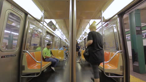 La-Gente-Entra-Y-Sale-De-Un-Tren-Subterráneo-En-La-Ciudad-De-Nueva-York-Cuando-Sale-De-La-Estación.