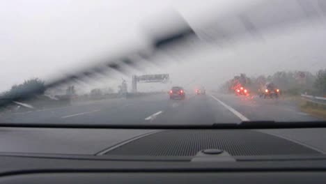 Bomba-De-Agua-Calentando-La-Autopista-En-El-Camino-De-Rimini-A-Bolonia,-Haciendo-Que-Los-Autos-Se-Detuvieran.