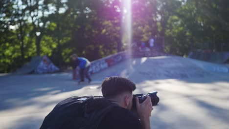 Fotograf-Hockt-Sich-Hin,-Um-In-Einem-Skatepark-Ein-Foto-Zu-Machen