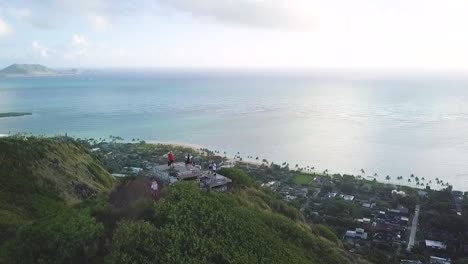 Wanderung-Zum-Wunderschönen-Strand-Von-Hawaii-Mit-Ein-Paar-Pillendosen-Ganz-Oben