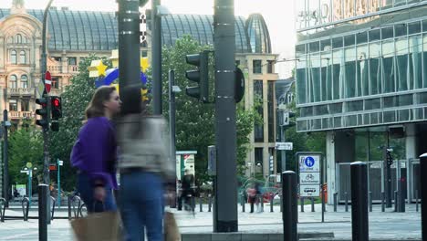 Timelapse-De-Willy-Brandt-Platz-En-Frankfurt-Main-Alemania-Durante-Un-Día-Ajetreado