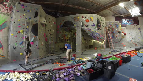 Timelapse-Estático:-Establecer-Rutas-En-El-Gimnasio-De-Escalada-Para-La-Competencia